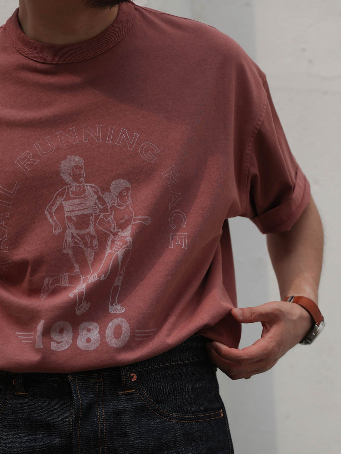 モデルが1980 Running Race バティックアメリカンプリントオーバーサイズ半袖Tシャツを着用して展示