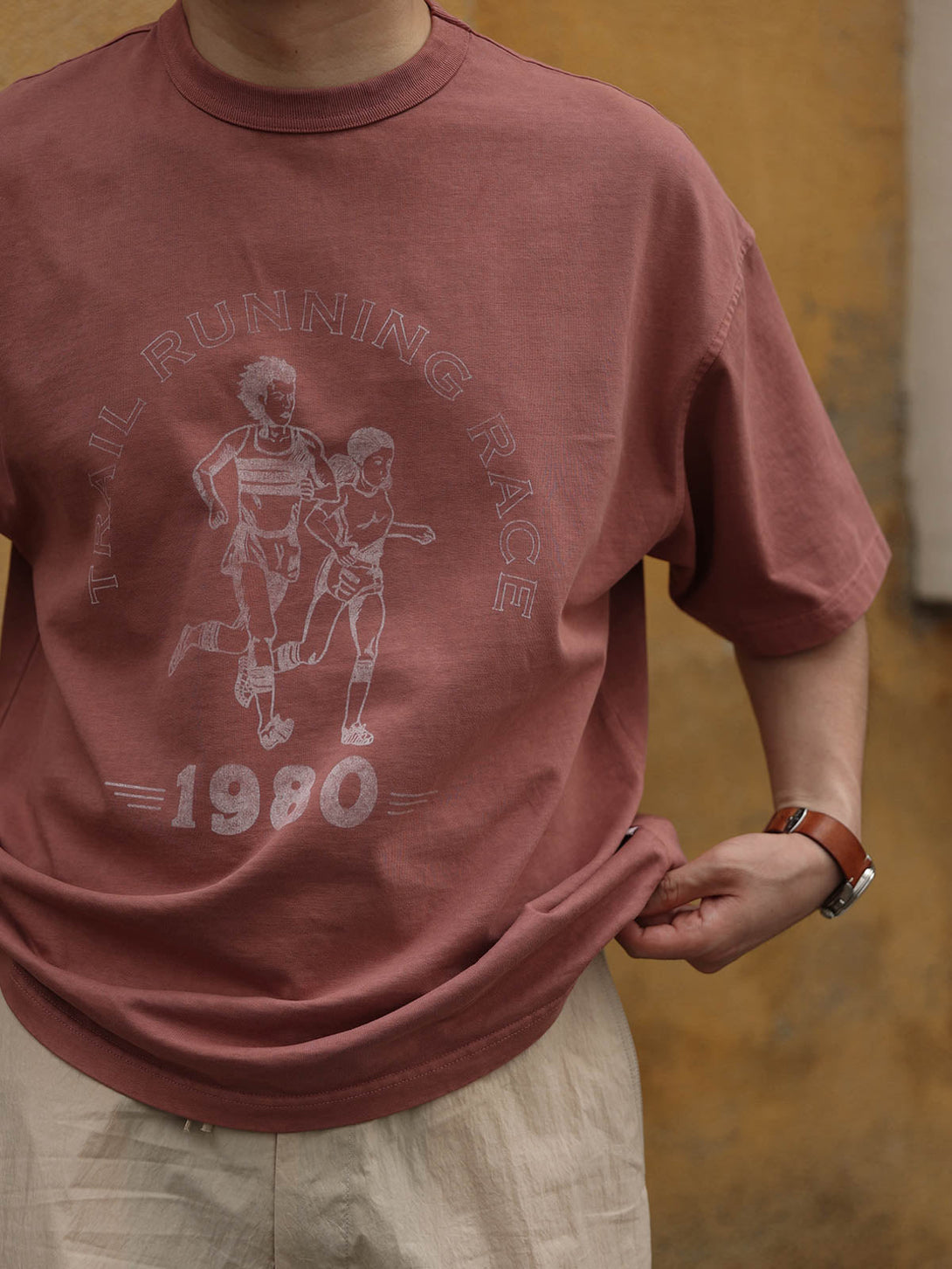 モデルが1980 Running Race バティックアメリカンプリントオーバーサイズ半袖Tシャツを着用して展示