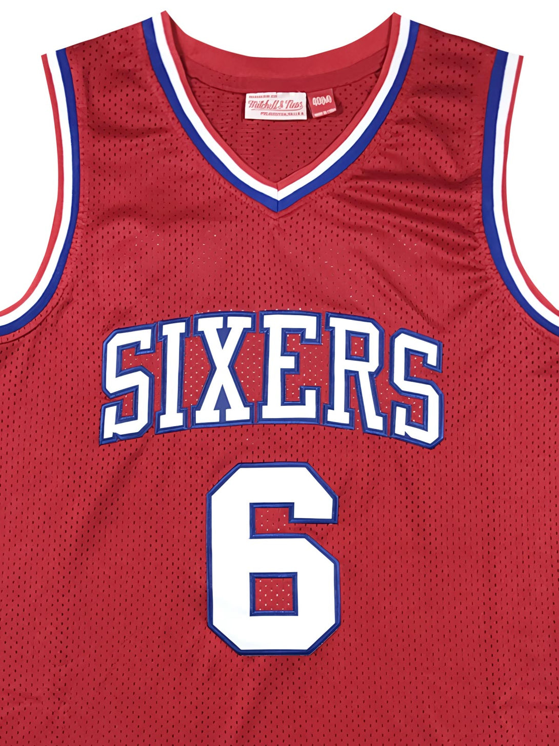 詳細画像: 刺繍された「SIXERS」ロゴとアービング6番のディテール展示