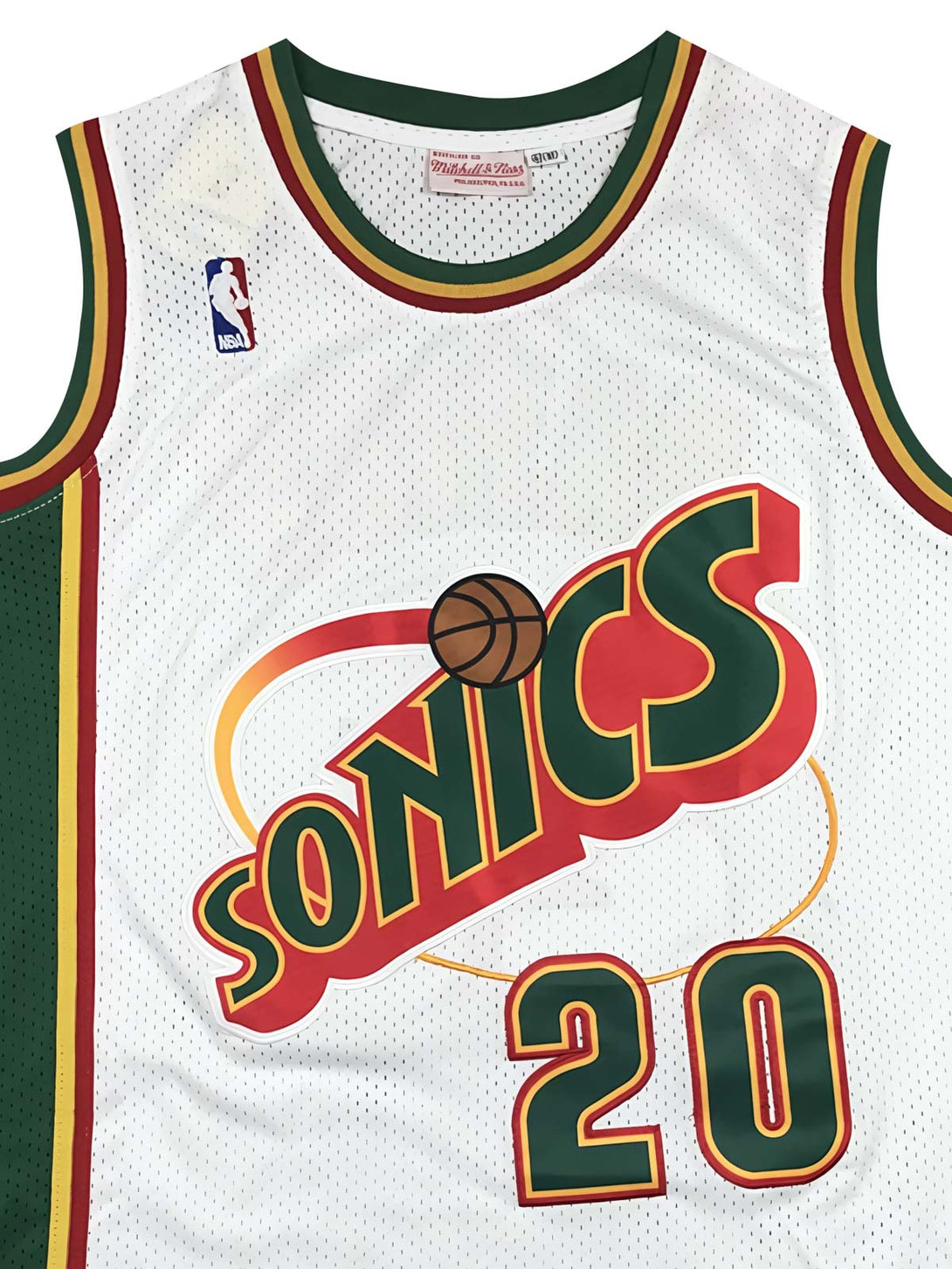 Mitchell & NessのラベルとNBA刺繍ロゴ、1995-96シーズンのリイシュー版バスケタンクトップのディテール