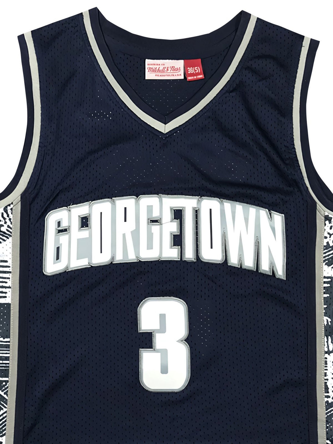 詳細画像: 刺繍された「GEORGETOWN」ロゴとアイバーソン3番のディテール展示