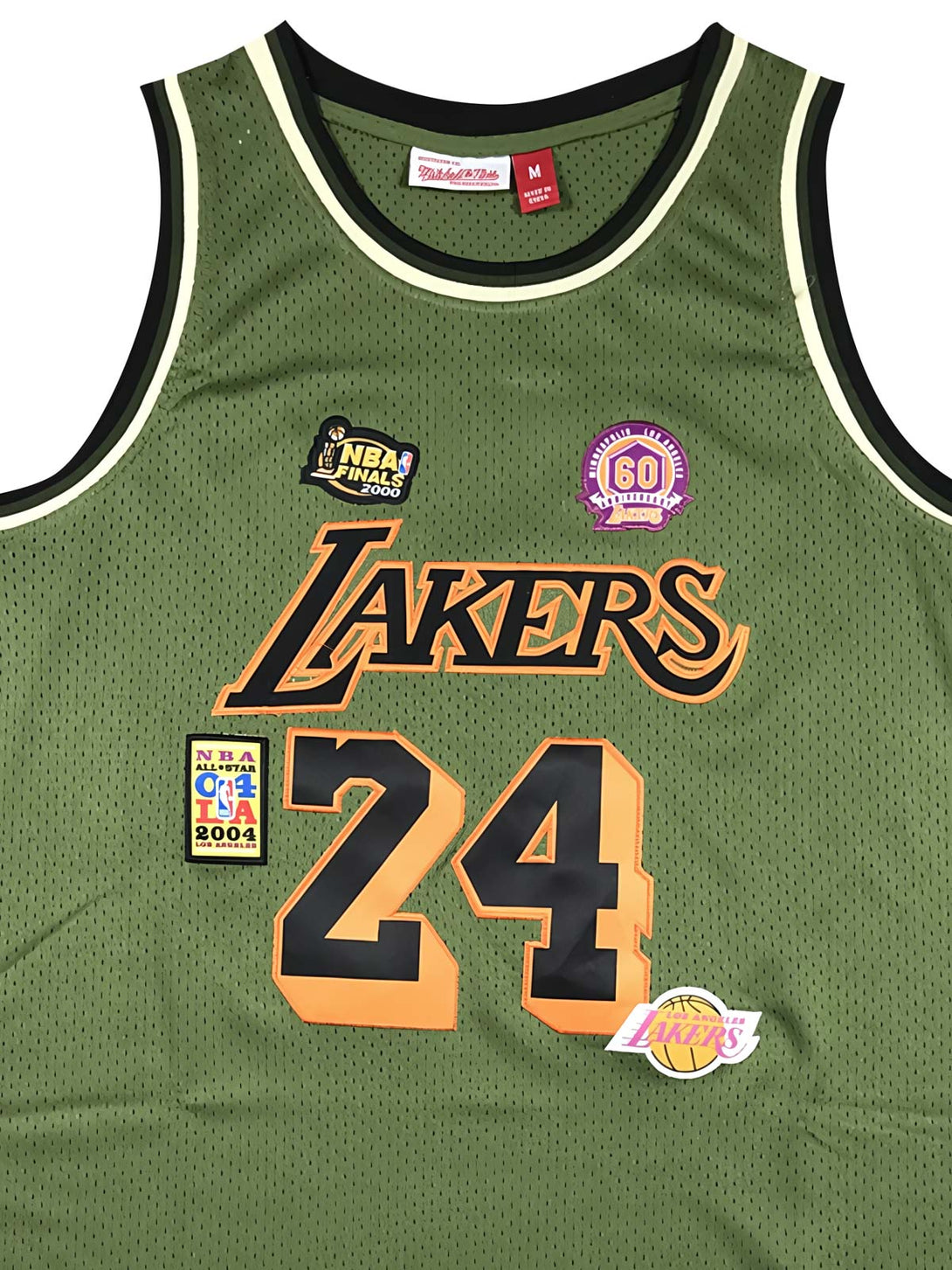 詳細画像：「Lakers」ロゴ、24番の刺繍と記念バッジのディテール。