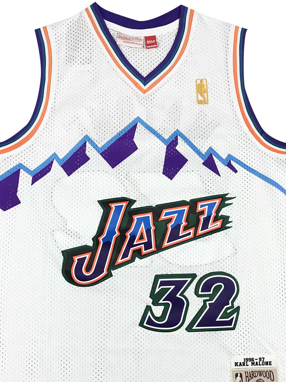 リイシュー版Mitchell & NessラベルとNBA刺繍ロゴ、1996-97シーズンのクラシックバスケタンクトップのディテール展示