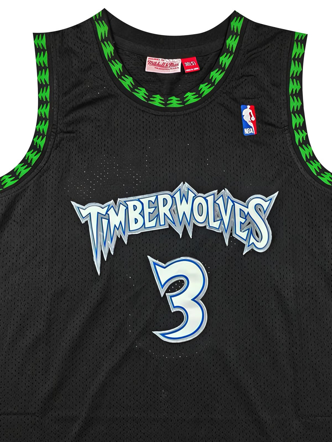 詳細画像：「Timberwolves」ロゴ、3番の刺繍とグリーントリムのディテール。