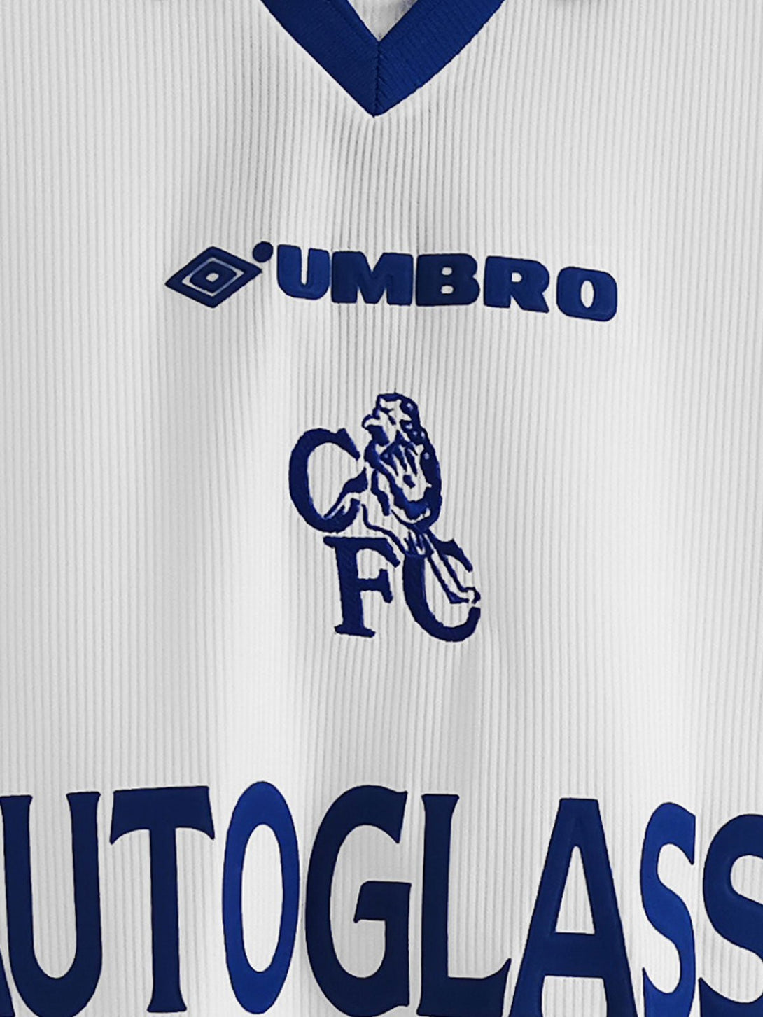 チェルシーエンブレム刺繍と胸の「UMBRO」と「AUTOGLASS」ロゴ、青い襟の黄色と白のストライプ、クラシックな襟デザインを展示