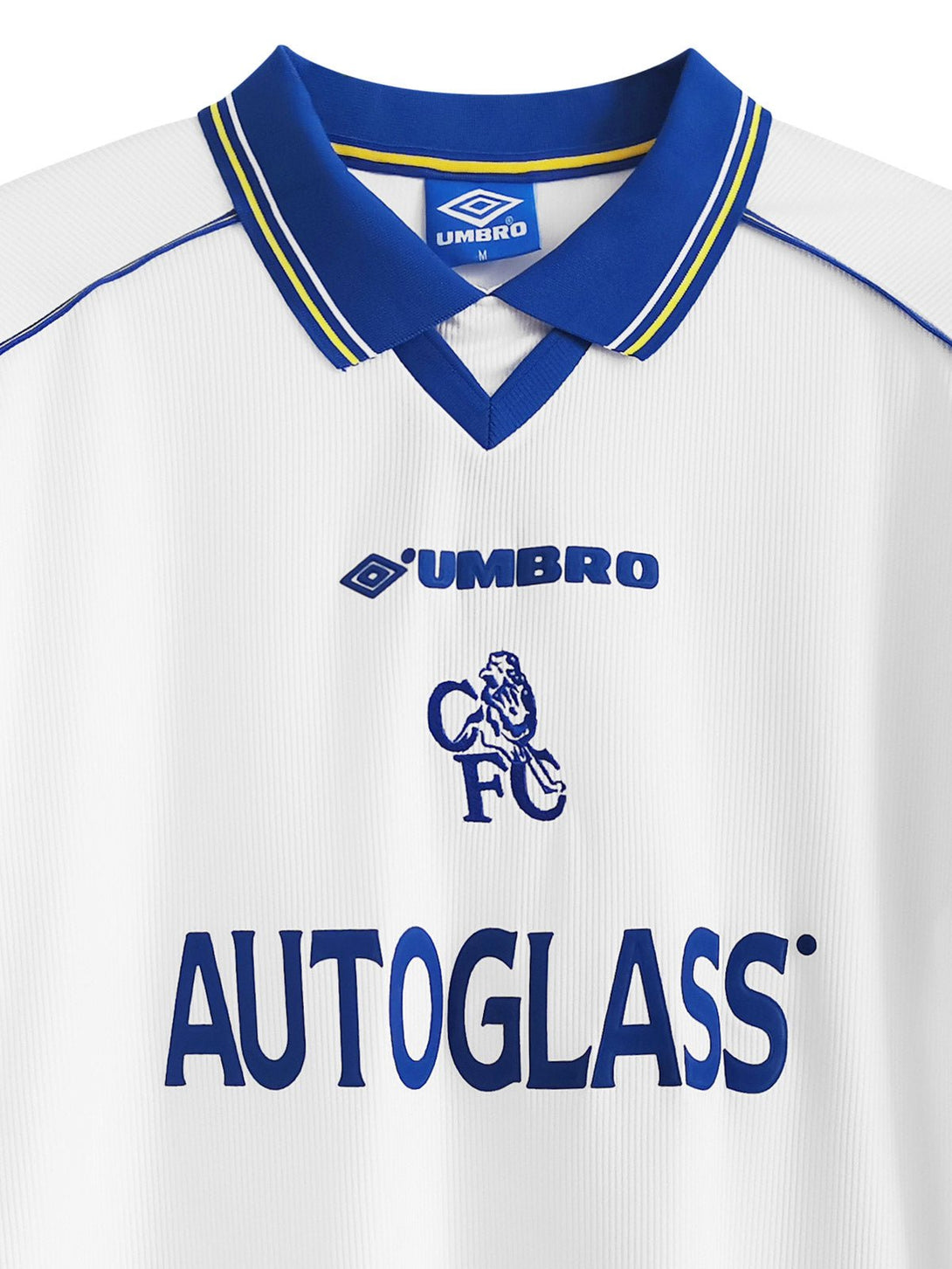 チェルシーエンブレム刺繍と胸の「UMBRO」と「AUTOGLASS」ロゴ、青い襟の黄色と白のストライプ、クラシックな襟デザインを展示