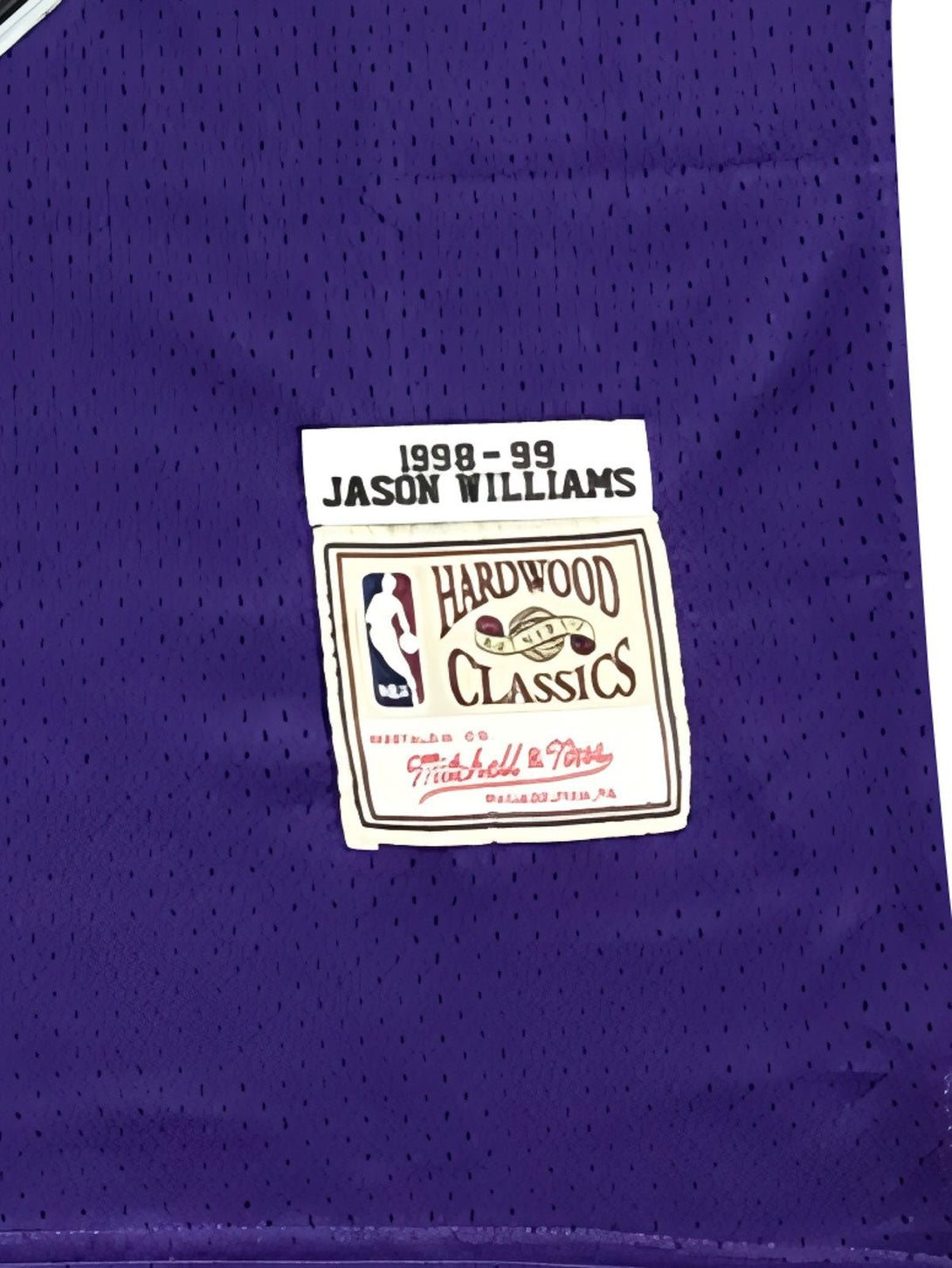 リイシュー版Mitchell & Nessラベル及びNBA刺繍ロゴ、1998-99シーズンのヴィンテージバスケタンクトップのディテール展示