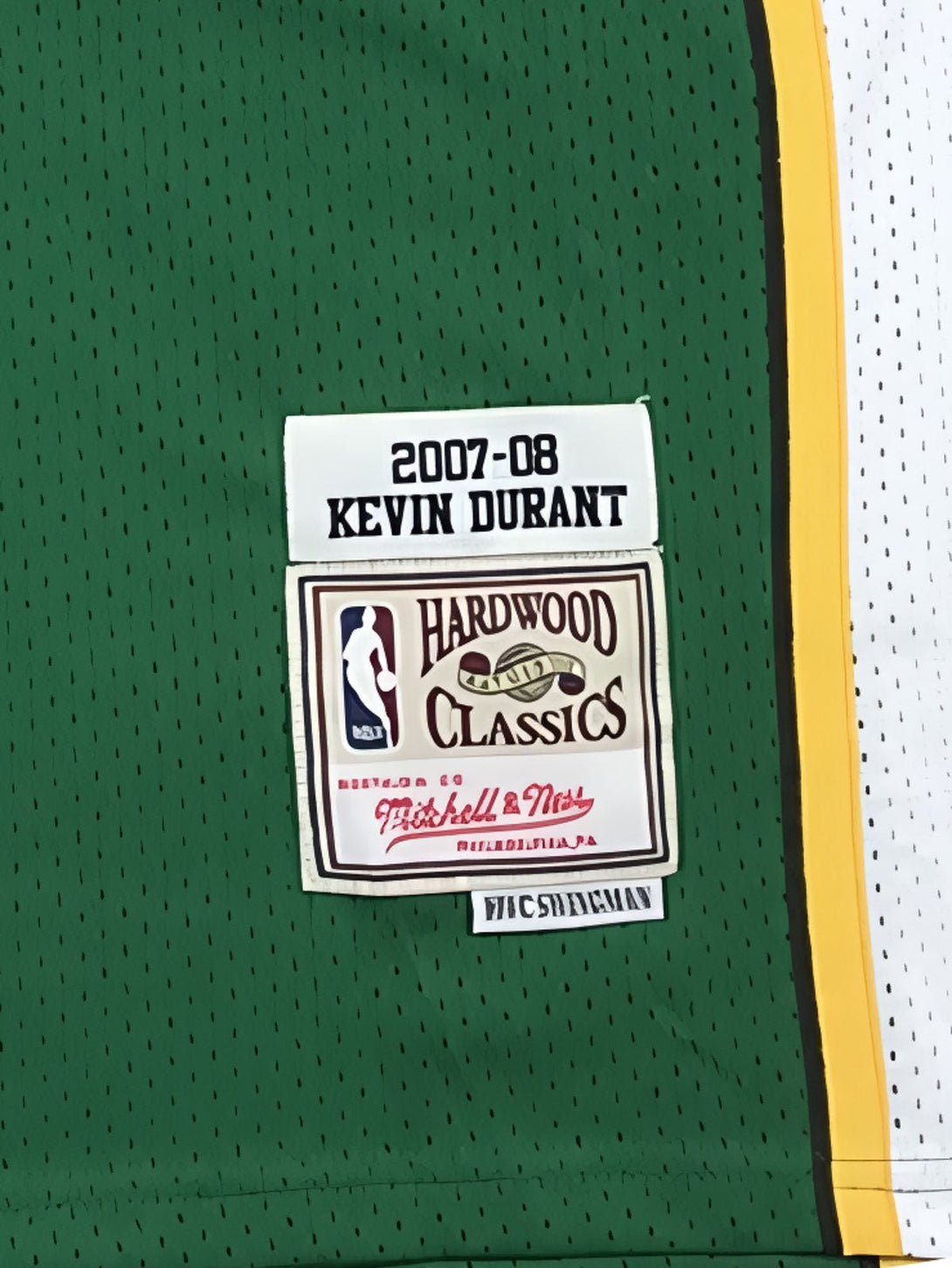 リイシュー版Mitchell & Nessラベル及びNBA刺繍ロゴ、2007-08シーズンのヴィンテージバスケタンクトップのディテール展示