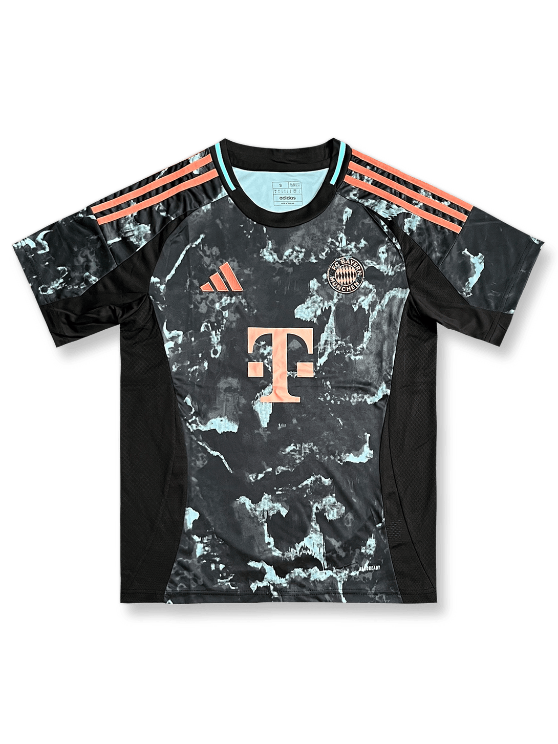 製品画像: 2024/25シーズン FCバイエルン アウェイユニフォーム タイダイ柄 正面画像 高密度刺繍エンブレム付き
詳細画像: FCバイエルン エンブレム 高密度刺繍 タイダイ柄 デザインディテール画像