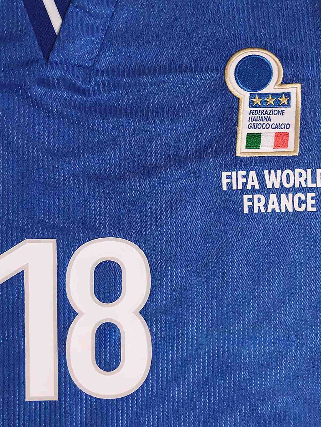 詳細画像：復刻 98 ワールドカップイタリアホームユニフォームのディテール、18 番と FIFA WORLD CUP FRANCE 98 のロゴを展示