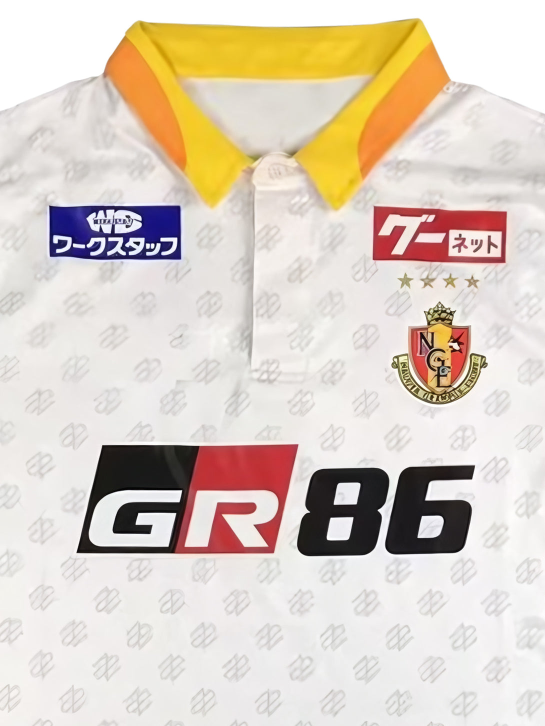 2023年名古屋グランパスアウェイユニフォームのGR86ロゴと肩部のディテール