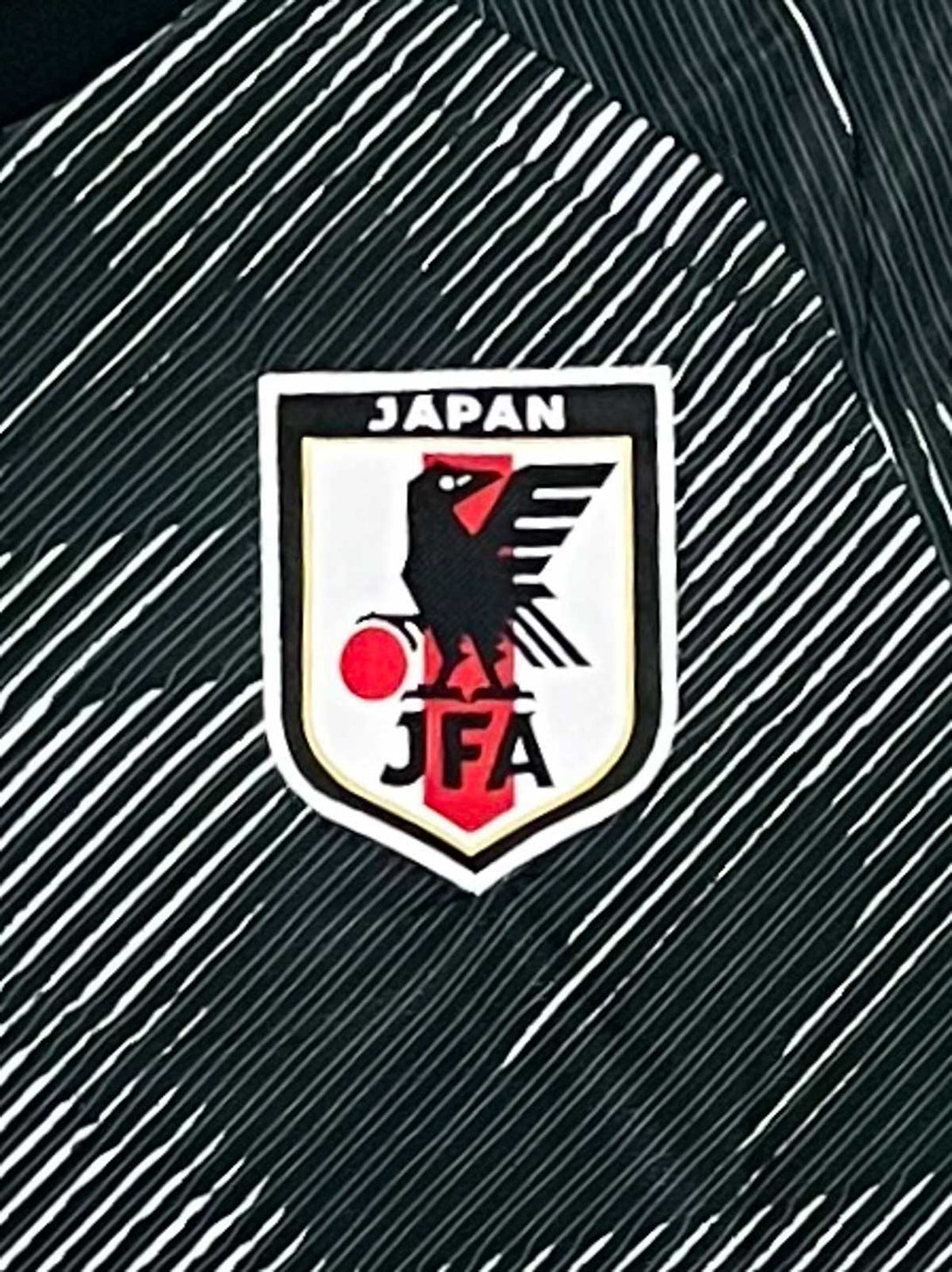 詳細画像: 2024-25 日本代表特別版ユニフォームのJFA刺繍エンブレムと幾何学模様の精巧なデザインの詳細画像。