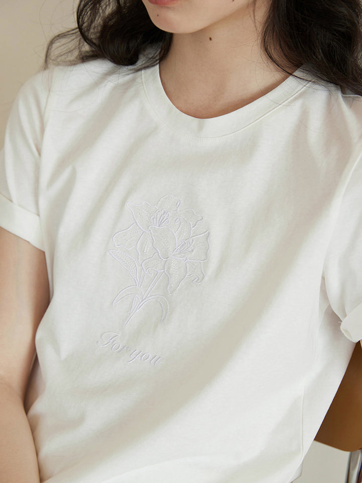 詳細画像: Tシャツの胸元の刺繍花柄のディテール