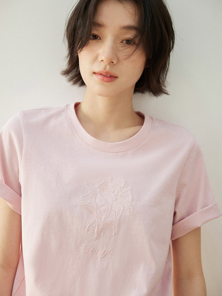 詳細画像: Tシャツの胸元の刺繍花柄のディテール