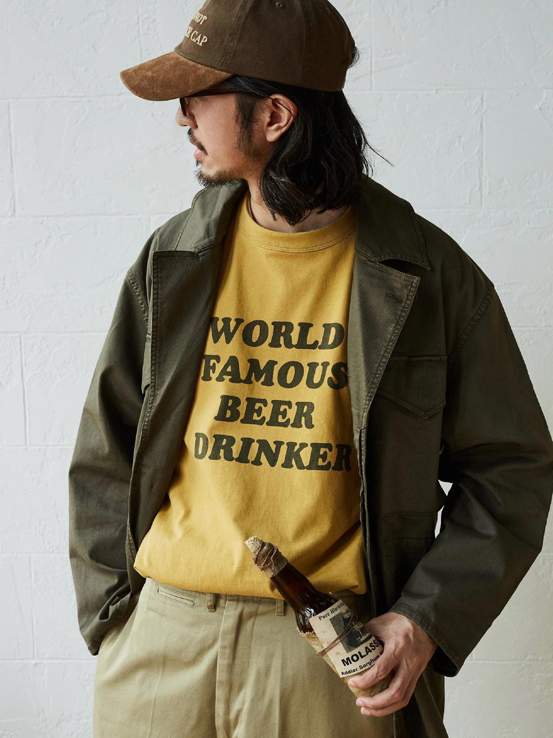 モデル着用定番DRINKING TEAMシリーズプリントヴィンテージオーダーTシャツのスタイリング例