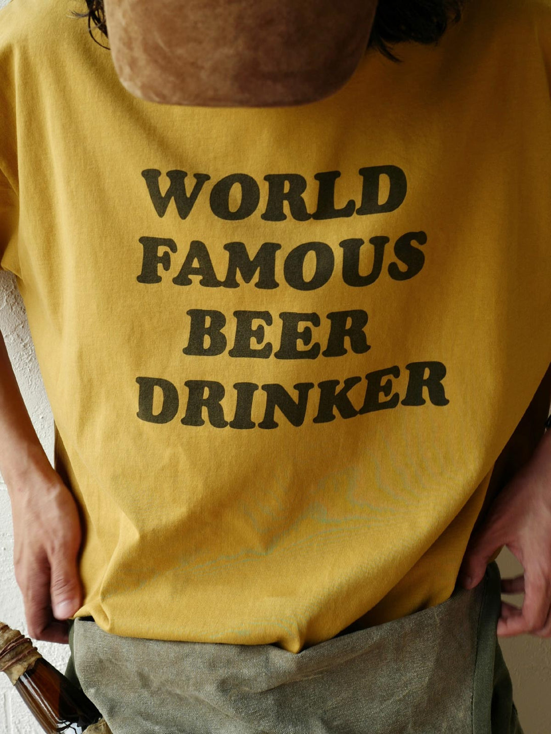 モデル着用定番DRINKING TEAMシリーズプリントヴィンテージオーダーTシャツのスタイリング例