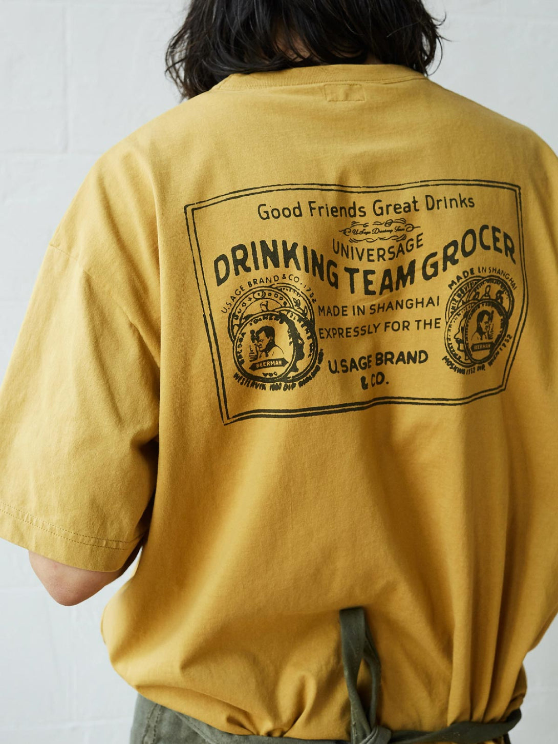 モデル着用定番DRINKING TEAMシリーズプリントヴィンテージオーダーTシャツのスタイリング例