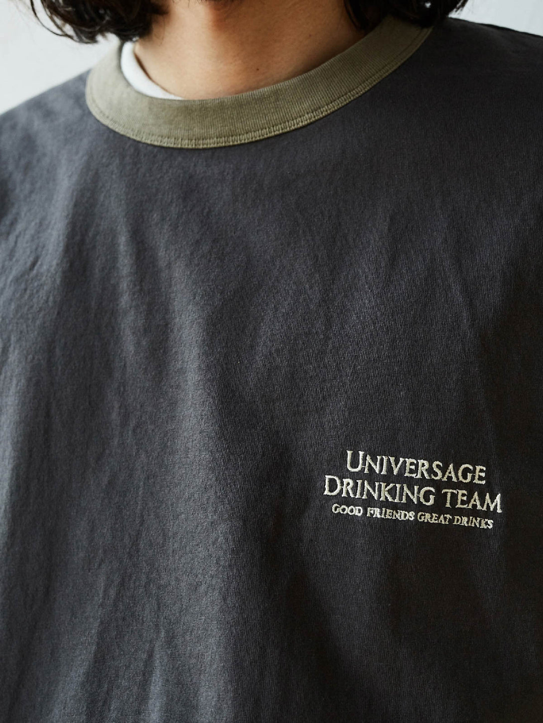 モデルが着用する定番DRINKING TEAMシリーズプリントヴィンテージ快適コットンバインディングTシャツのコーディネート