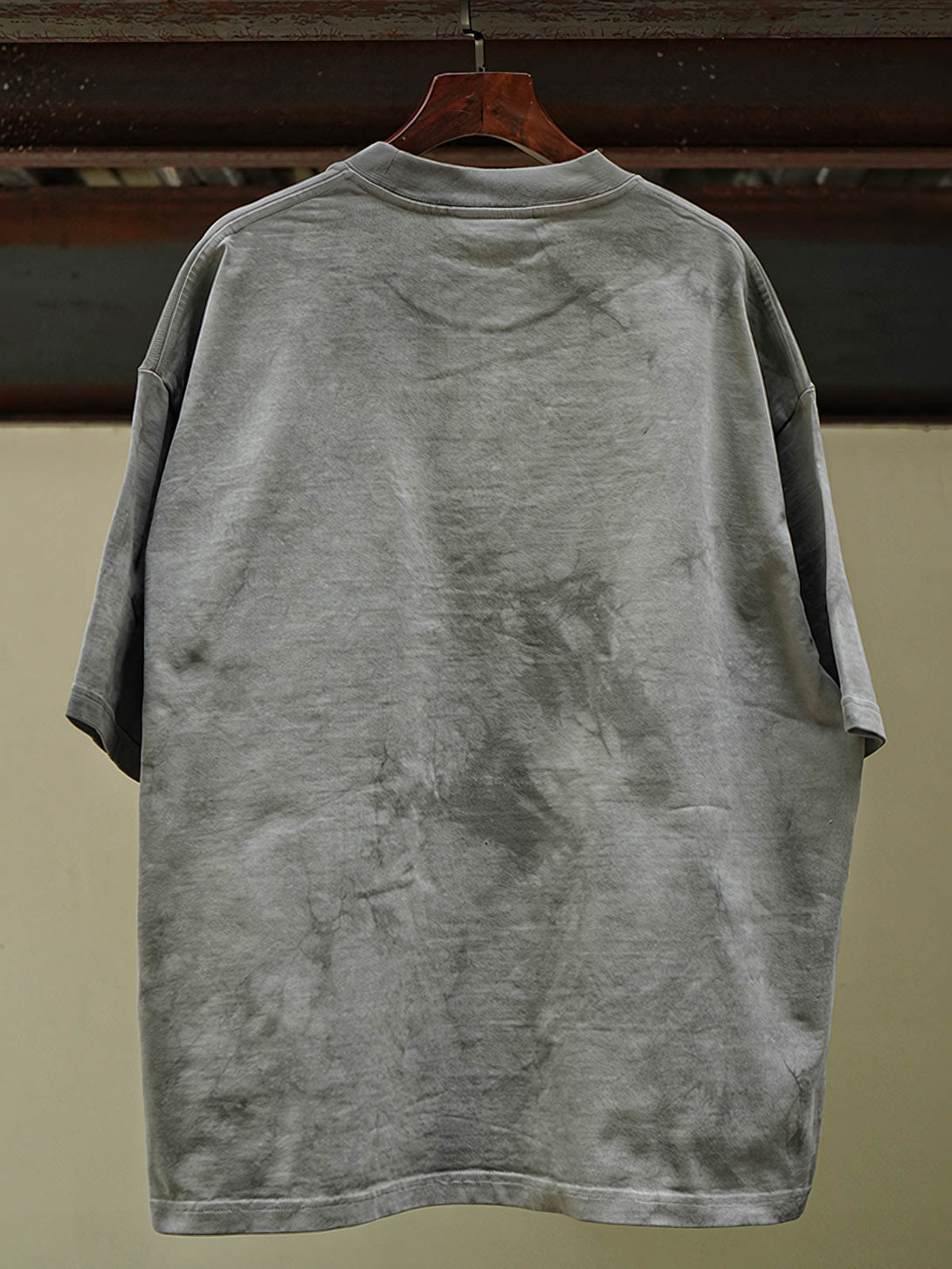  Tシャツの独特なアイスダイ染め（Ice Dyeing）模様のディテール画像