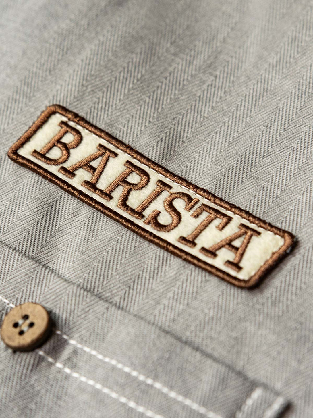 「BARISTA」刺繍パッチとコルクボタンのクローズアップ