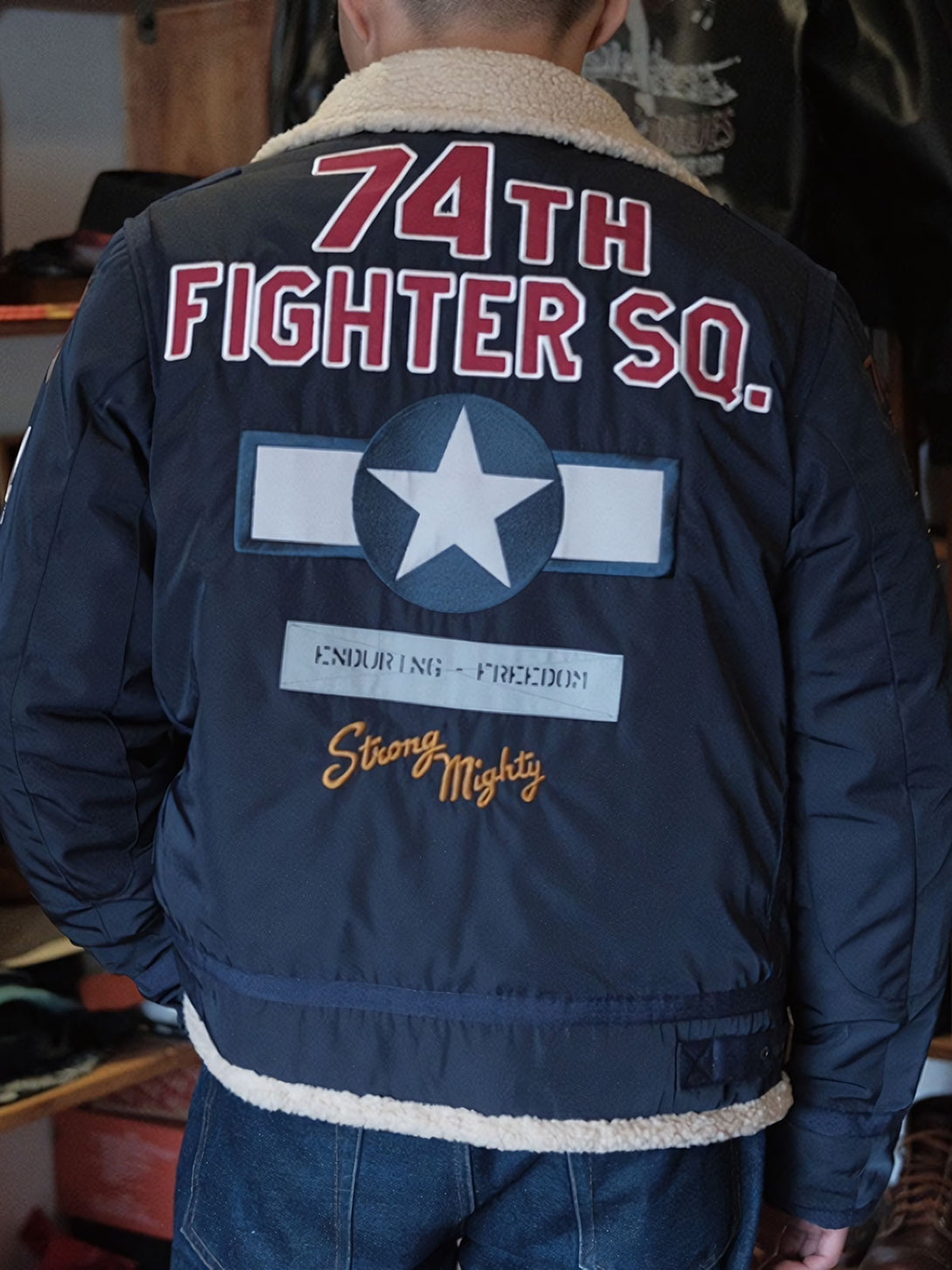 詳細画像:
胸元のワッペン刺繍と背面の「第74戦闘飛行中隊（74TH FIGHTER SQ.）」刺繍ディテール、アメリカ空軍の象徴的なデザイン。
モデル画像:
男性モデルがクラシックB3フライトジャケットを着用し、ミリタリーレトロスタイルのコーディネートを披露。詳細画像:
胸元のワッペン刺繍と背面の「第74戦闘飛行中隊（74TH FIGHTER SQ.）」刺繍ディテール、アメリカ空軍の象徴的なデザイン。
モデル画像:
男性モデルがクラシックB3フライトジャケットを着用し、ミリタリーレトロスタイルのコーディネートを披露。