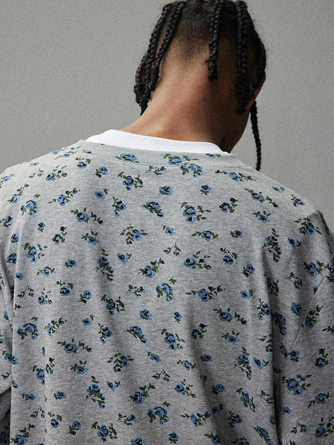 モデルが着用した花柄ヘンリーネック長袖Tシャツの展示図