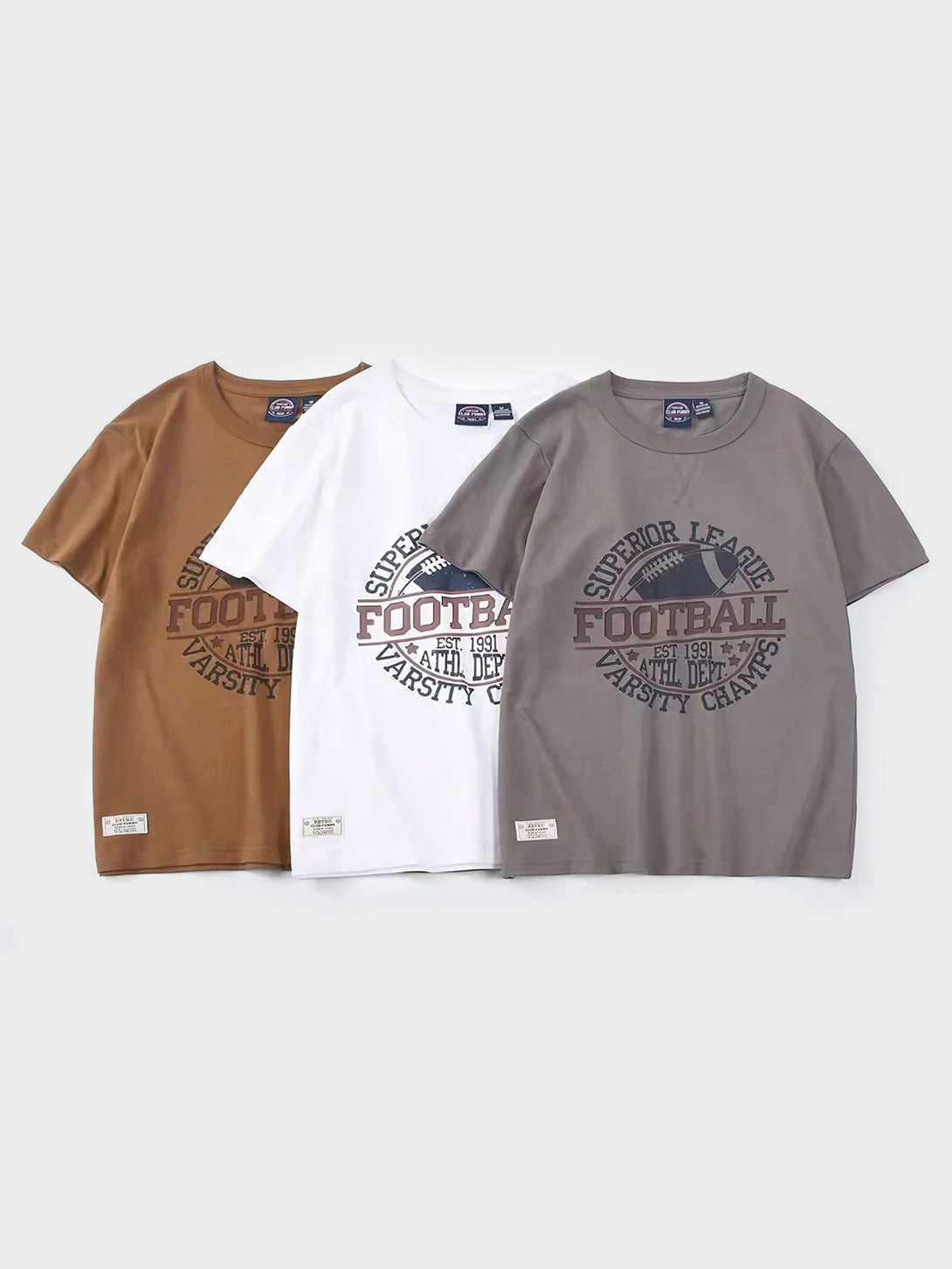 ラグビーテーマのプリントが施されたクラシックなブラウンカラーの半袖Tシャツ。