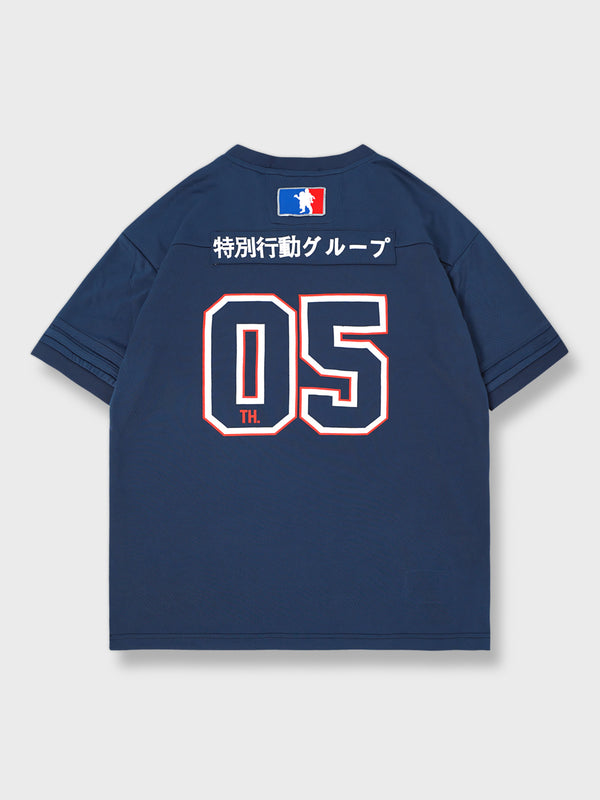 特別行動グループ ラグビーフットボールTシャツのフロントビュー。クラシックなストレートフィットで、日常やスポーツに適した快適なデザイン。