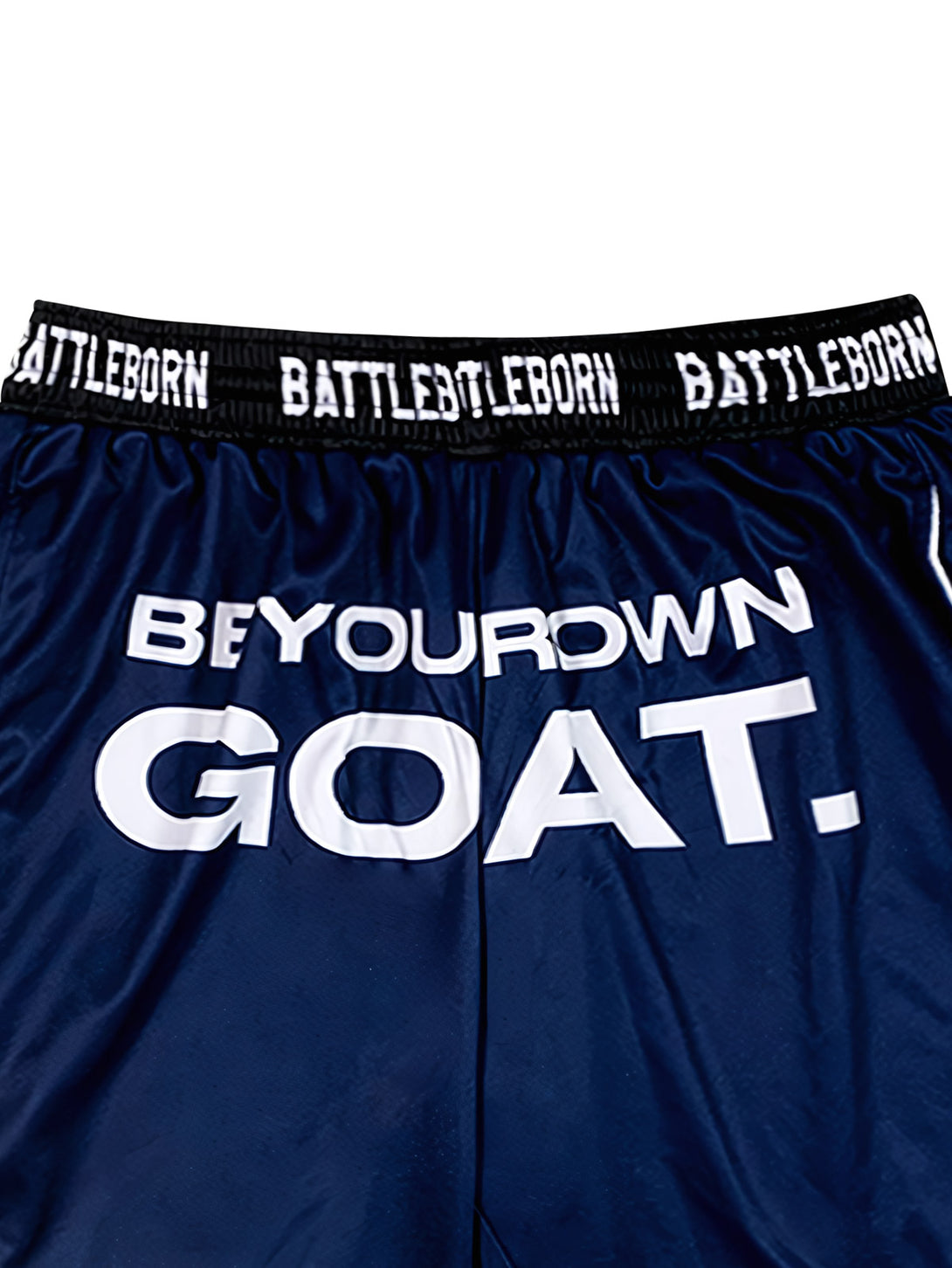 詳細画像: ショーツのプリントと「BE YOUR OWN GOAT」のスローガンのディテール