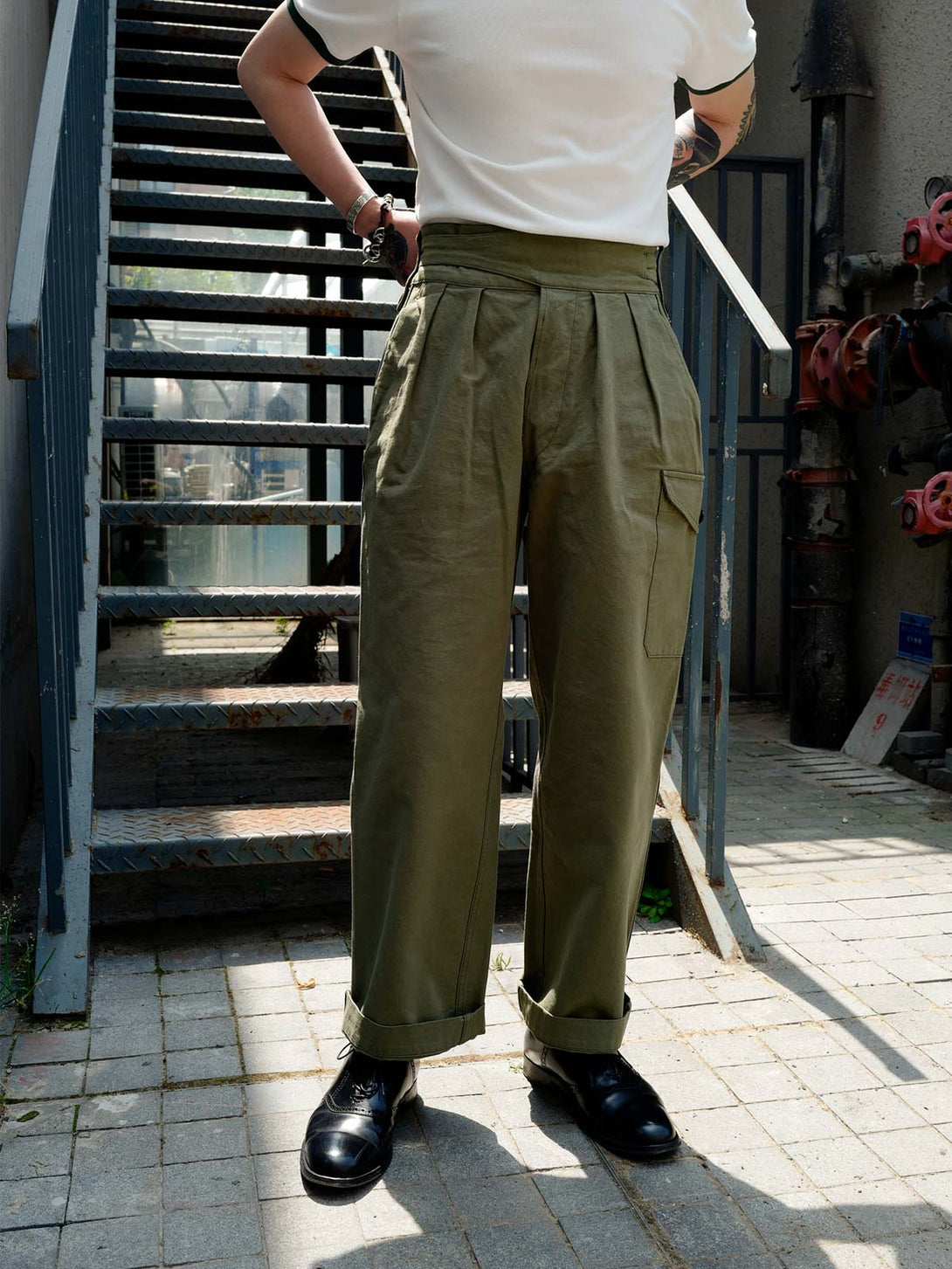 モデルがグルカ ARMY PANTSを着用して全体のスタイルを紹介している画像