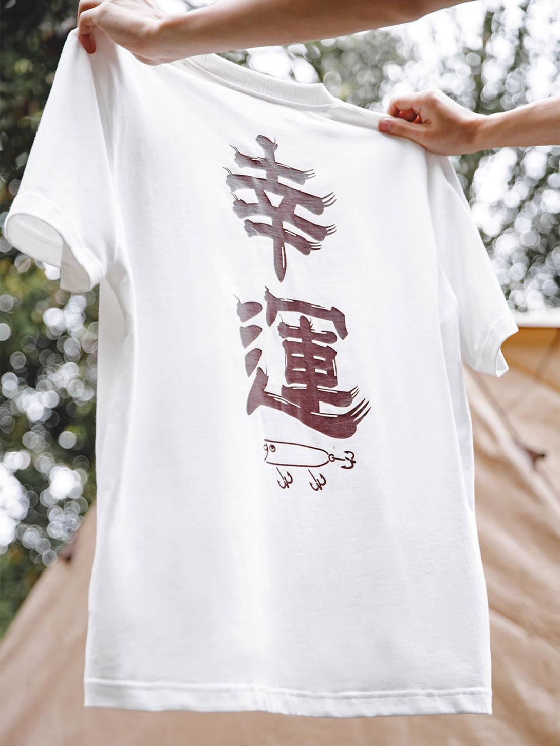 鯉のぼりデザインの感温変色半袖Tシャツ、色温度変化によってオレンジから赤へと変わる様子を示しています。古典的な繁体字と現代技術が融合したユニークなアイテム。