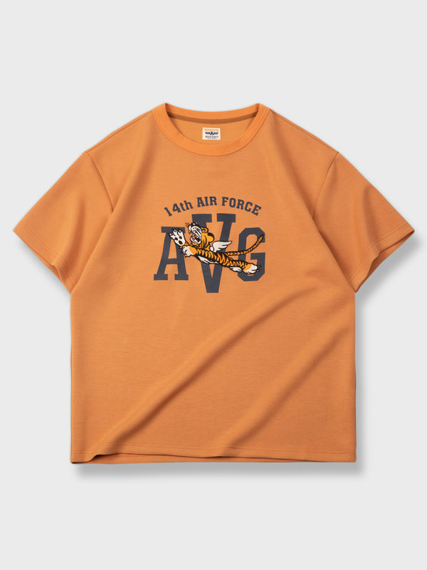 飛虎隊のシンボルがプリントされた半袖Tシャツ。胸部に「AVG」の文字と飛虎のグラフィックが特徴。クラシックな白地に鮮やかなプリント。