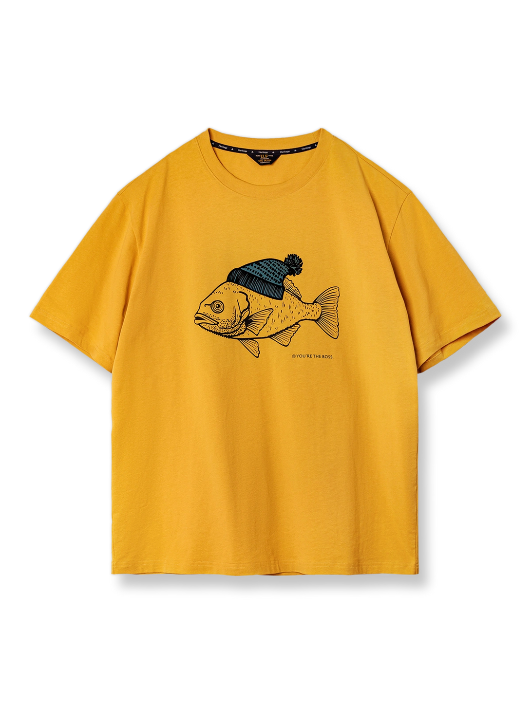 黄色の背景に帽子をかぶった深海魚のフロックプリントが施されたコットンTシャツの正面ビュー。しっかりした質感と優れた通気性を持つ純綿素材を使用しています。この代替テキストは、画像の内容を具体的に伝え、視覚情報にアクセスできないユーザーにも適しています。