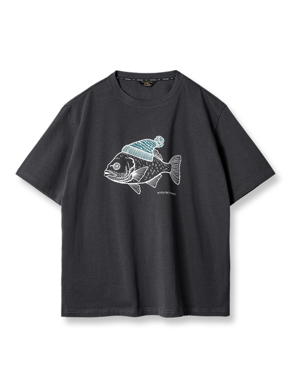 黄色の背景に帽子をかぶった深海魚のフロックプリントが施されたコットンTシャツの正面ビュー。しっかりした質感と優れた通気性を持つ純綿素材を使用しています。この代替テキストは、画像の内容を具体的に伝え、視覚情報にアクセスできないユーザーにも適しています。