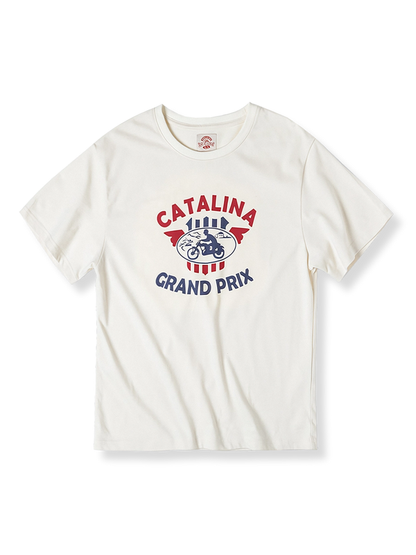 カタリナ・グランプリ モーターサイクルレースのレトロプリントが施された白色Tシャツ正面展示。