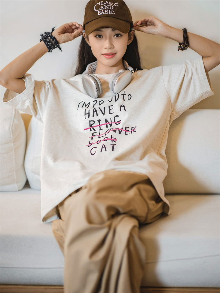 モデルがPESSOA CLUBのレタープリントTシャツを着用し、カジュアルなスタイルを披露