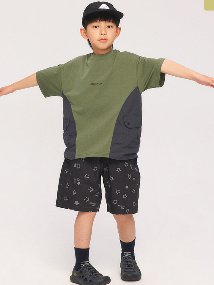 子供がパッチワークTシャツを着用して活動している様子