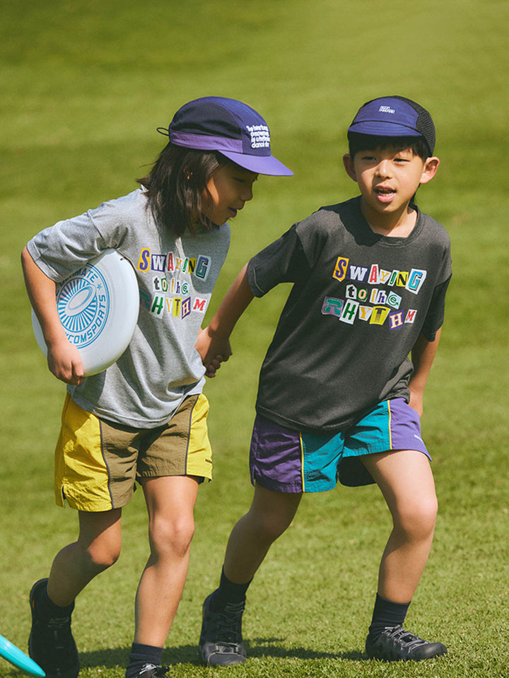 子供が速乾半袖Tシャツを着用して運動している様子