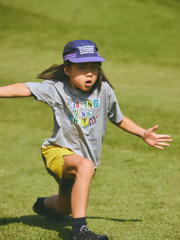 子供が速乾半袖Tシャツを着用して運動している様子