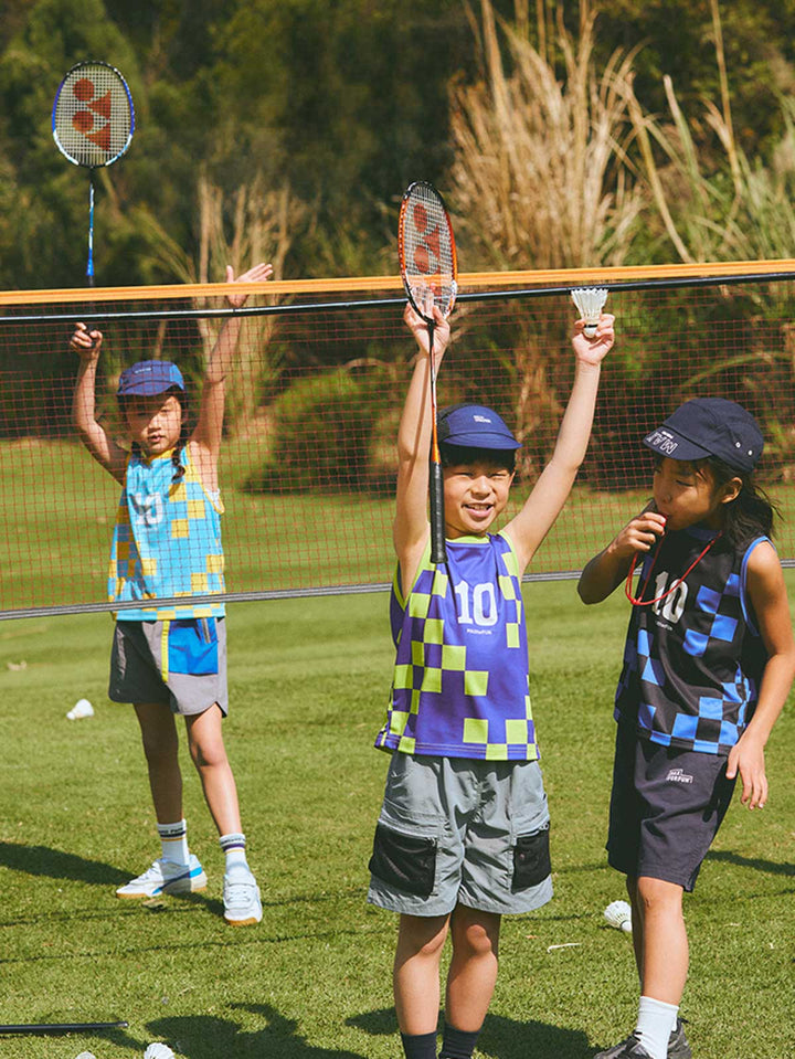 子供が速乾スポーツタンクトップを着用して運動している様子