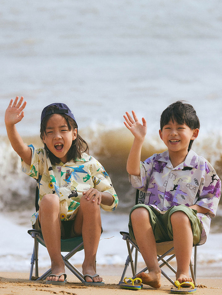 子供がストリートグラフィティシャツを着用している様子