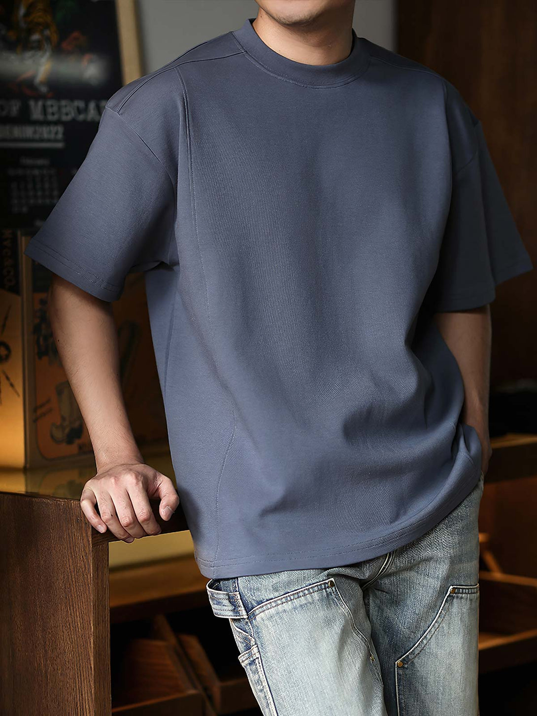 モデルが着用したレトロデザインバンドカラーショートスリーブTシャツ