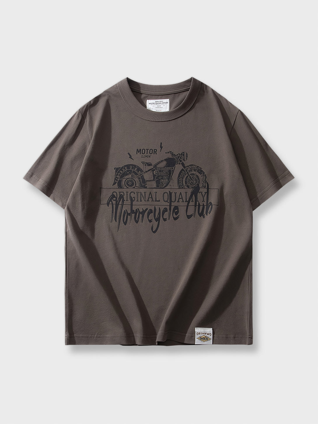 Tシャツのバイクプリントディテールクローズアップ。