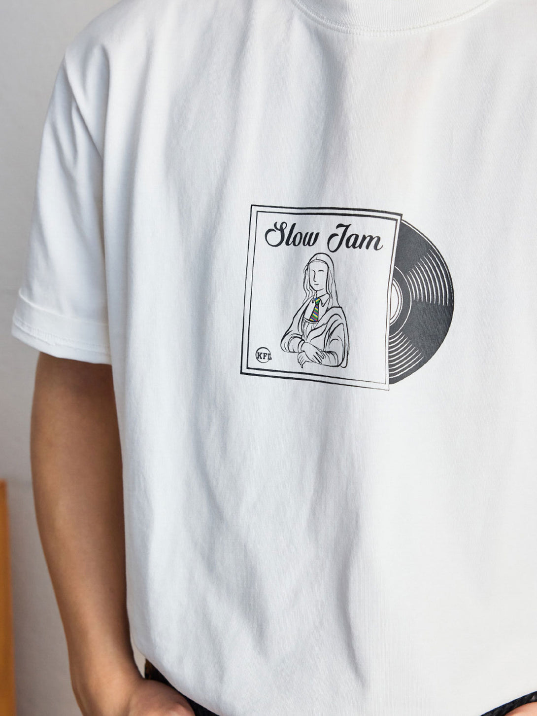 Tシャツ前胸のVINYL RECORDプリントの詳細特写、高品質印刷技術での精緻なデザインを示す。