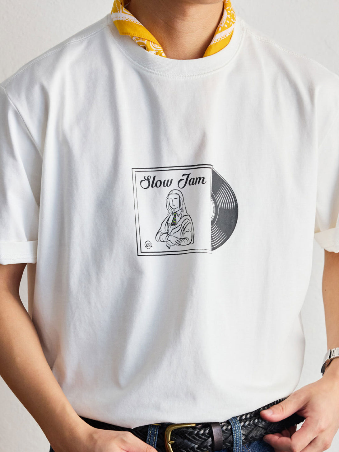 Tシャツ前胸のVINYL RECORDプリントの詳細特写、高品質印刷技術での精緻なデザインを示す。