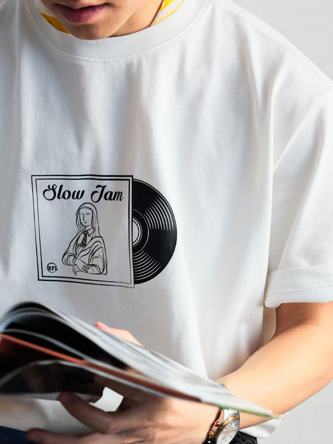 Tシャツ前胸のVINYL RECORDプリントの詳細特写、高品質印刷技術での精緻なデザインを示す。