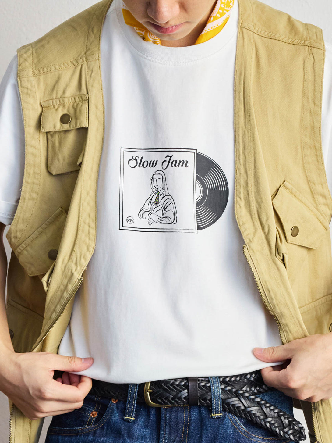 Tシャツ前胸のVINYL RECORDプリントの詳細特写、高品質印刷技術での精緻なデザインを示す。