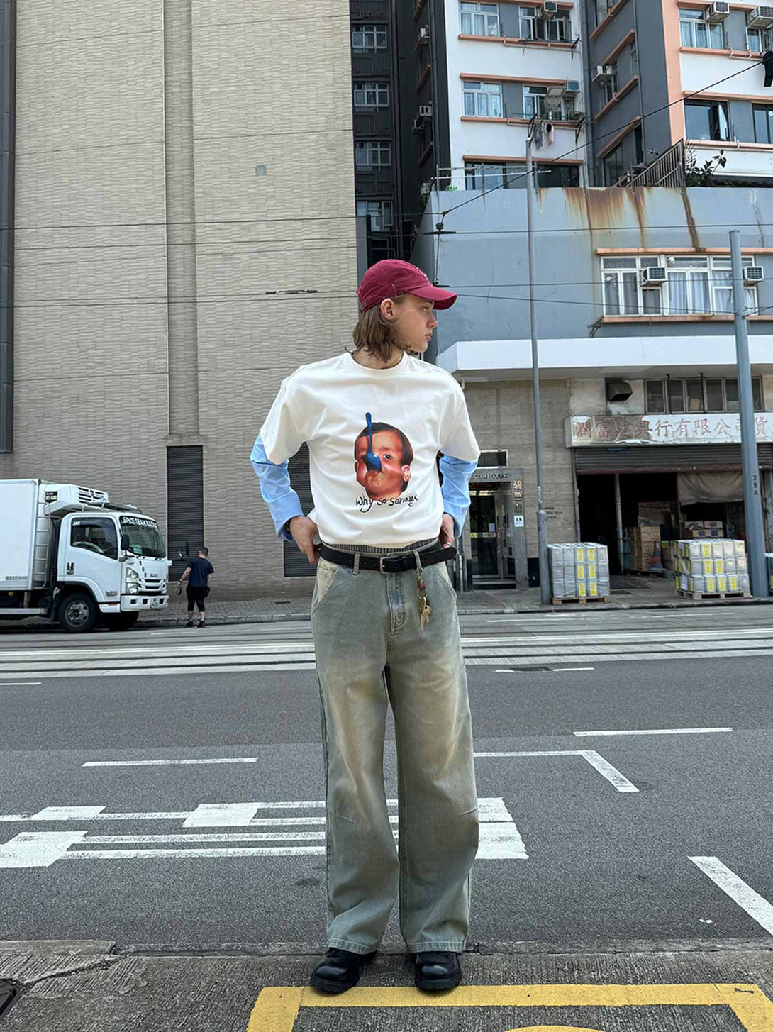 モデルが着用するユーモアデジタルプリントTシャツの展示