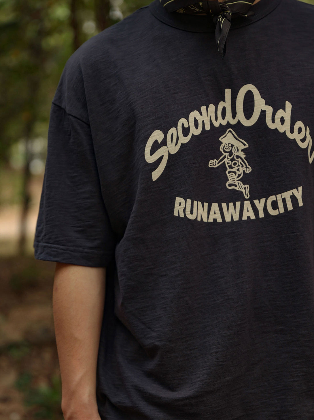 モデルが着用したRUNAWAYCITYヴィンテージオーバーサイズ ドロップショルダー パイピングTシャツ