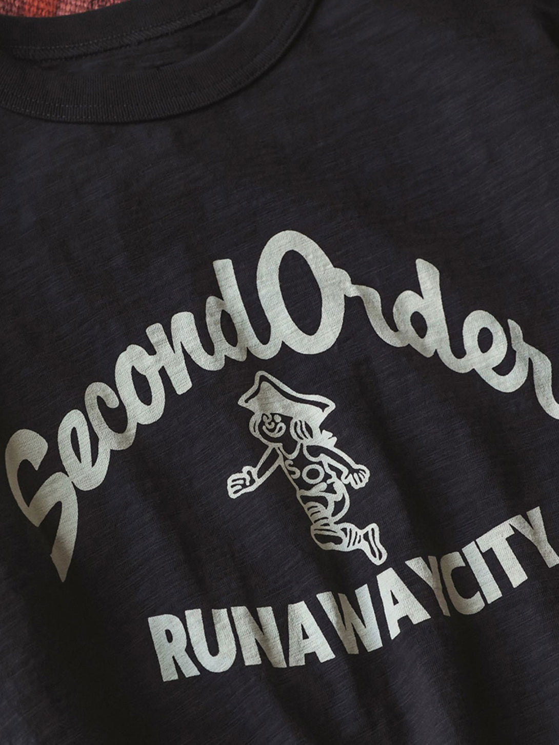 RUNAWAYCITYヴィンテージオーバーサイズ ドロップショルダー パイピングTシャツの詳細、プリントとリブデザインを含む